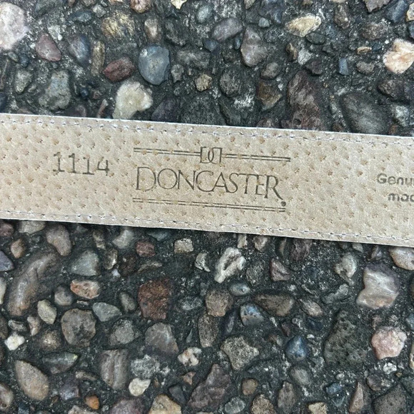 Doncaster White Leather Fashion Belt Gold Tone Hardware With Dangle - Picture 3 of 5